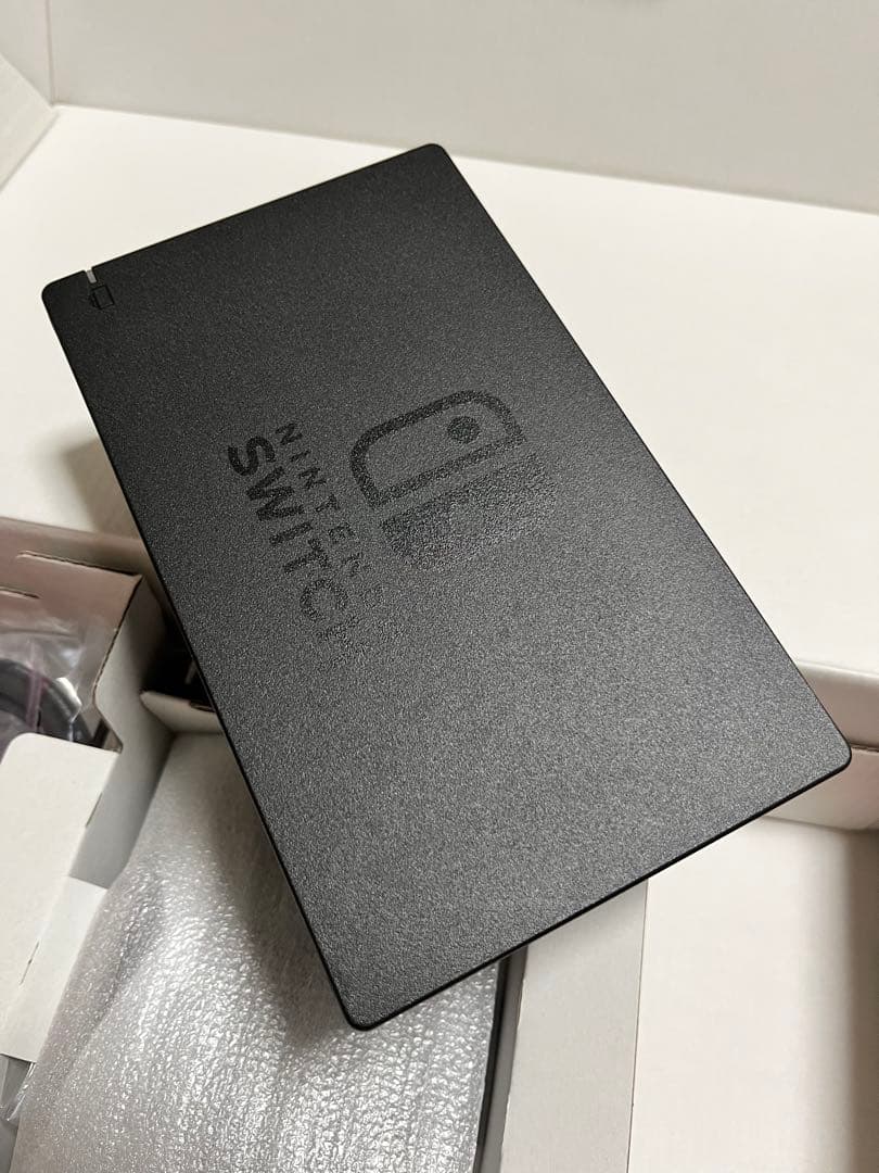 【美品】2020年製 Nintendo Switch 本体 &キャリーケース