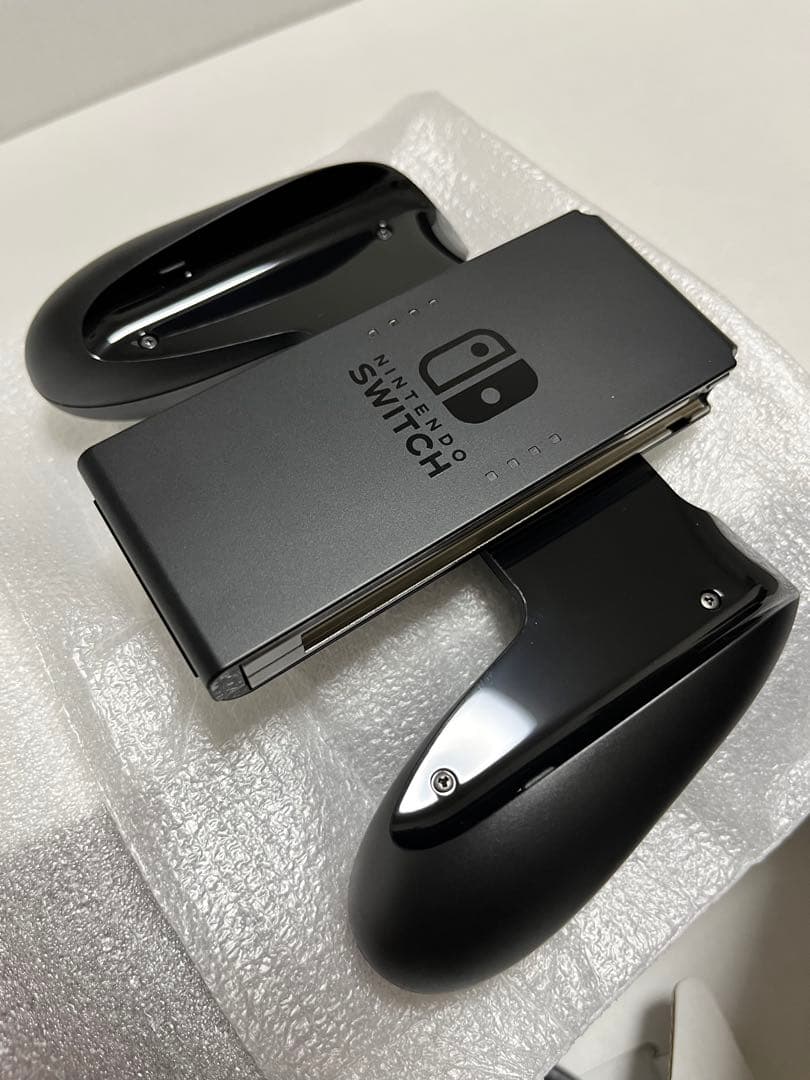 【美品】2020年製 Nintendo Switch 本体 &キャリーケース