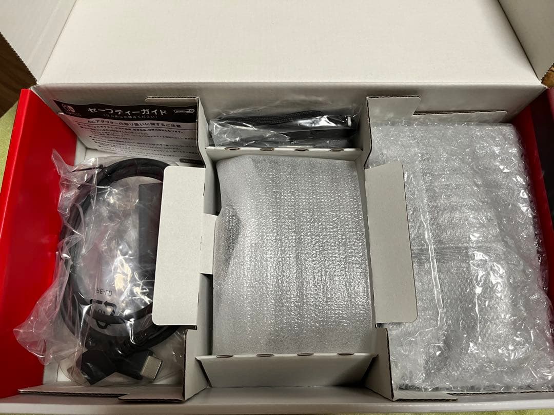 【美品】2020年製 Nintendo Switch 本体 &キャリーケース