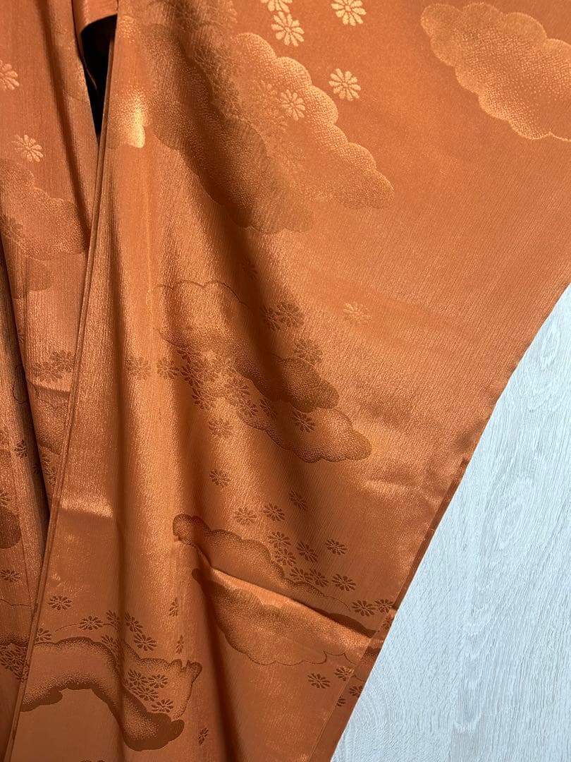 振袖用長襦袢　レンガ色に雲と菊模様　花模様の刺繍半襟付き　正絹