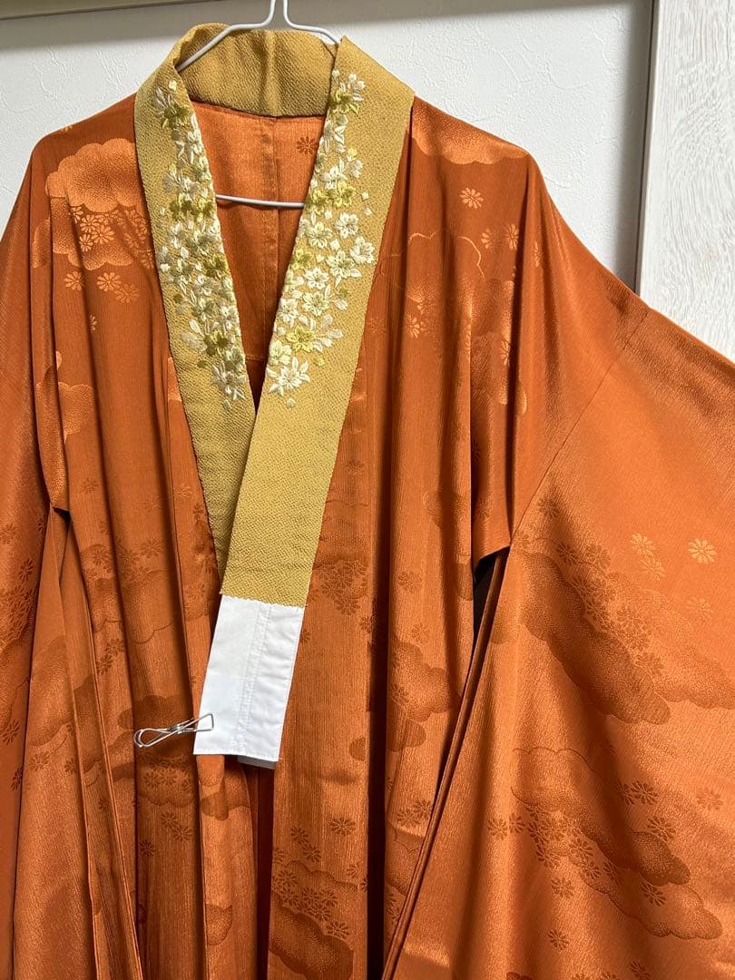 振袖用長襦袢　レンガ色に雲と菊模様　花模様の刺繍半襟付き　正絹