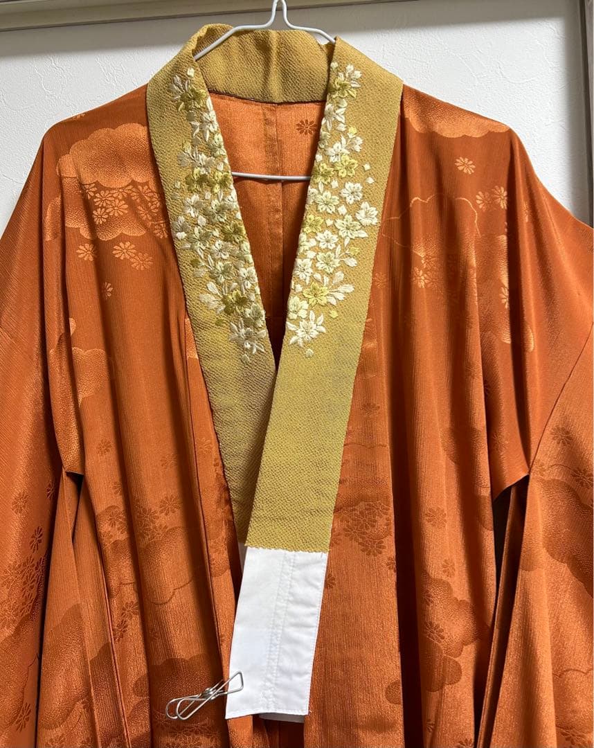 振袖用長襦袢　レンガ色に雲と菊模様　花模様の刺繍半襟付き　正絹
