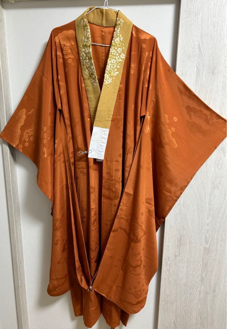 振袖用長襦袢　レンガ色に雲と菊模様　花模様の刺繍半襟付き　正絹