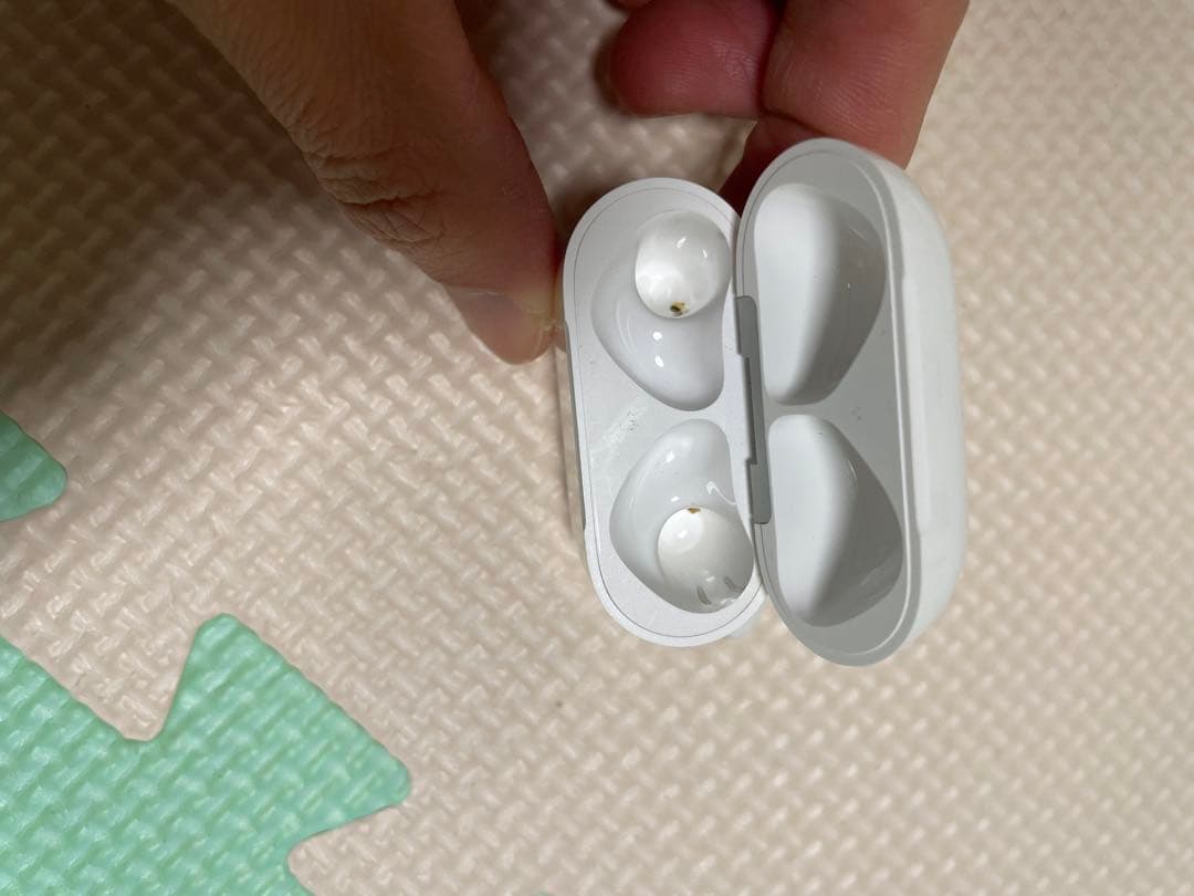 AirPods 4本体ホワイト