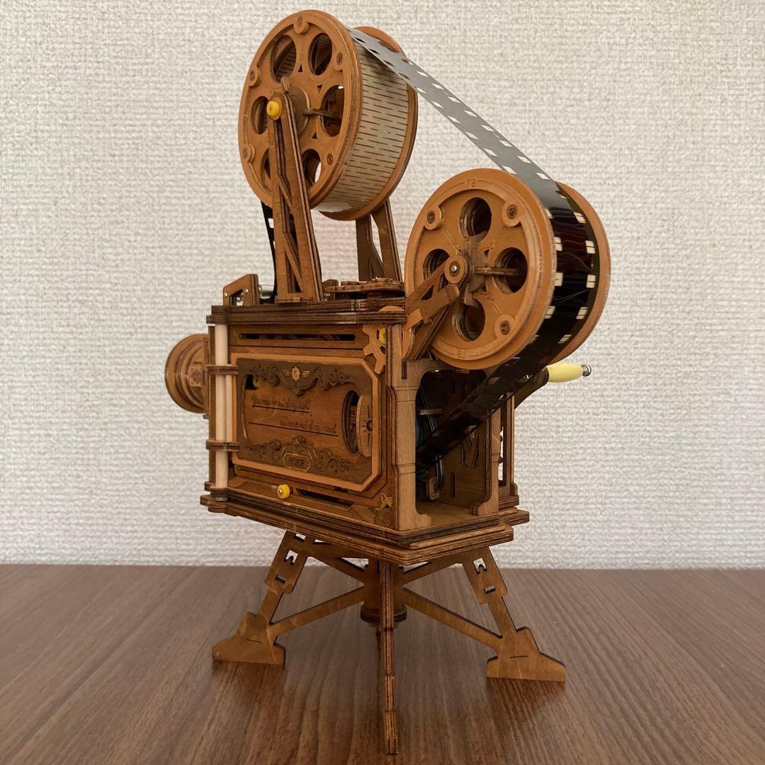 着彩済みウッドパズル　手回し式映写機