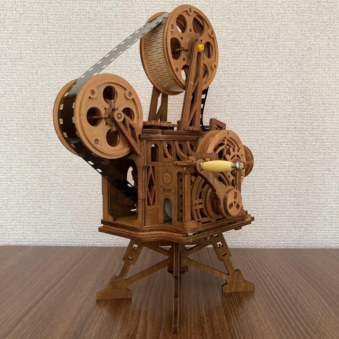 着彩済みウッドパズル　手回し式映写機