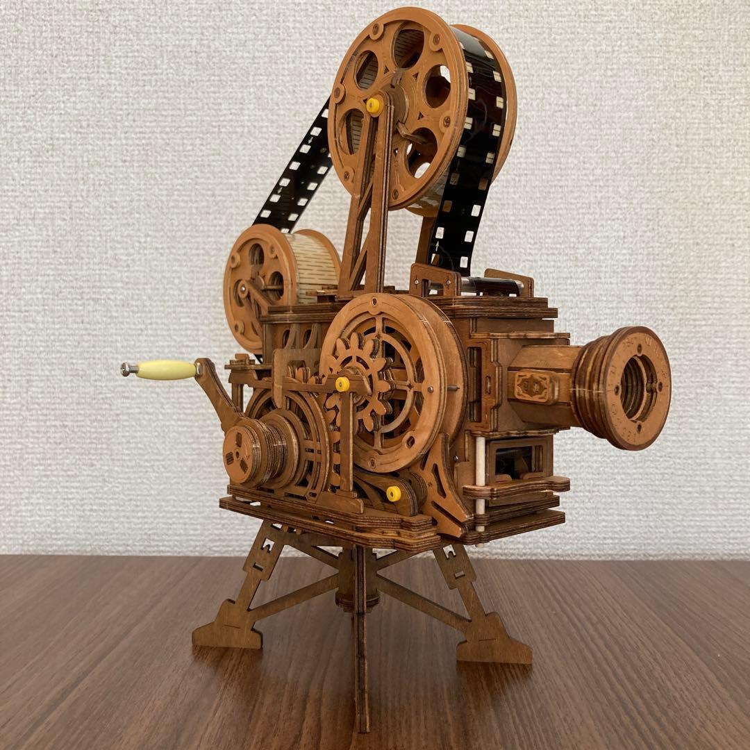 着彩済みウッドパズル　手回し式映写機