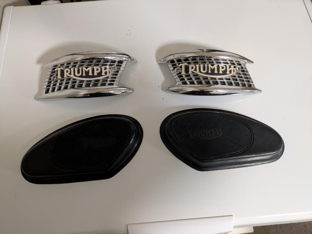 TRIUMPH 旧エンブレムとグリップセット