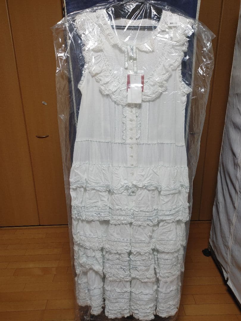 ホワイトフリルティアードドレス