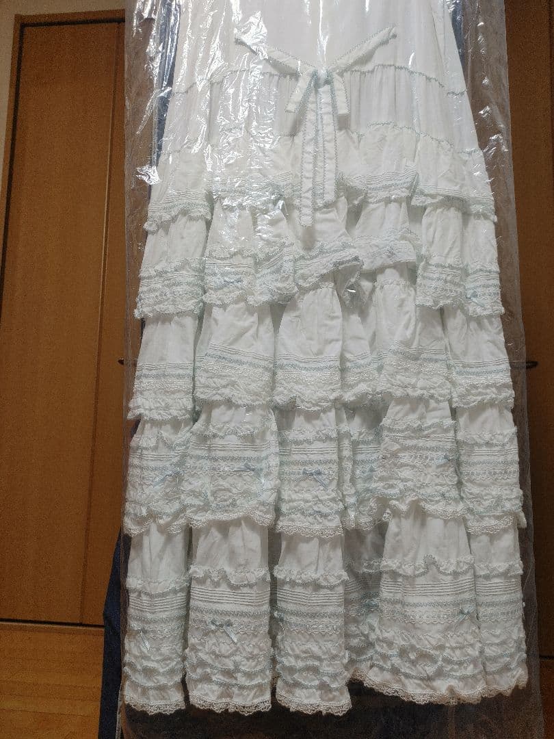 ホワイトフリルティアードドレス