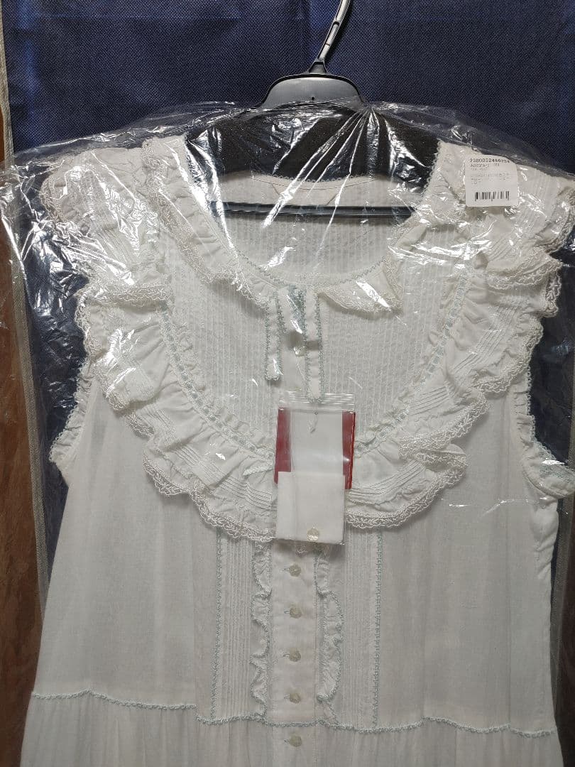 ホワイトフリルティアードドレス