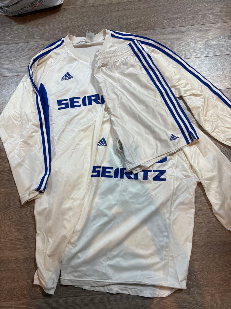 成立学園高校サッカー部　ユニフォーム長袖2枚、半袖ズボン1枚セット