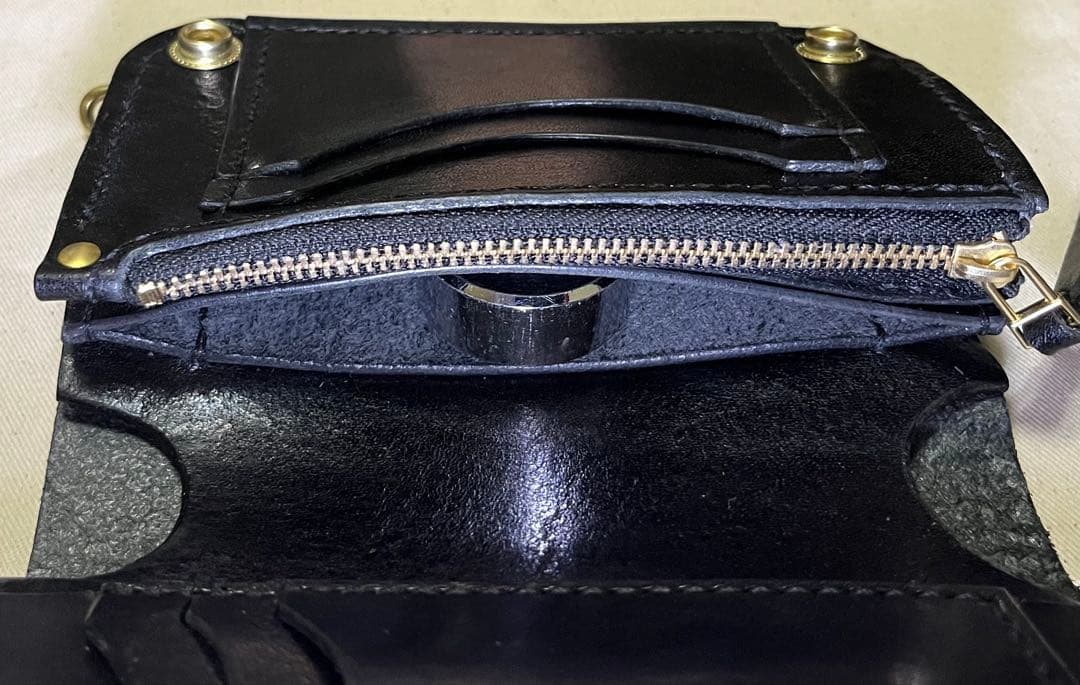 栃木レザー ミドル トラッカーウォレット 三層 ピックポケット無し