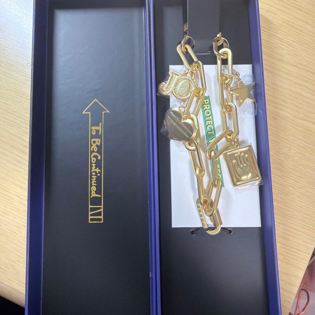 CASETIFY JOJO ゴールド チャーム付きアクセサリー