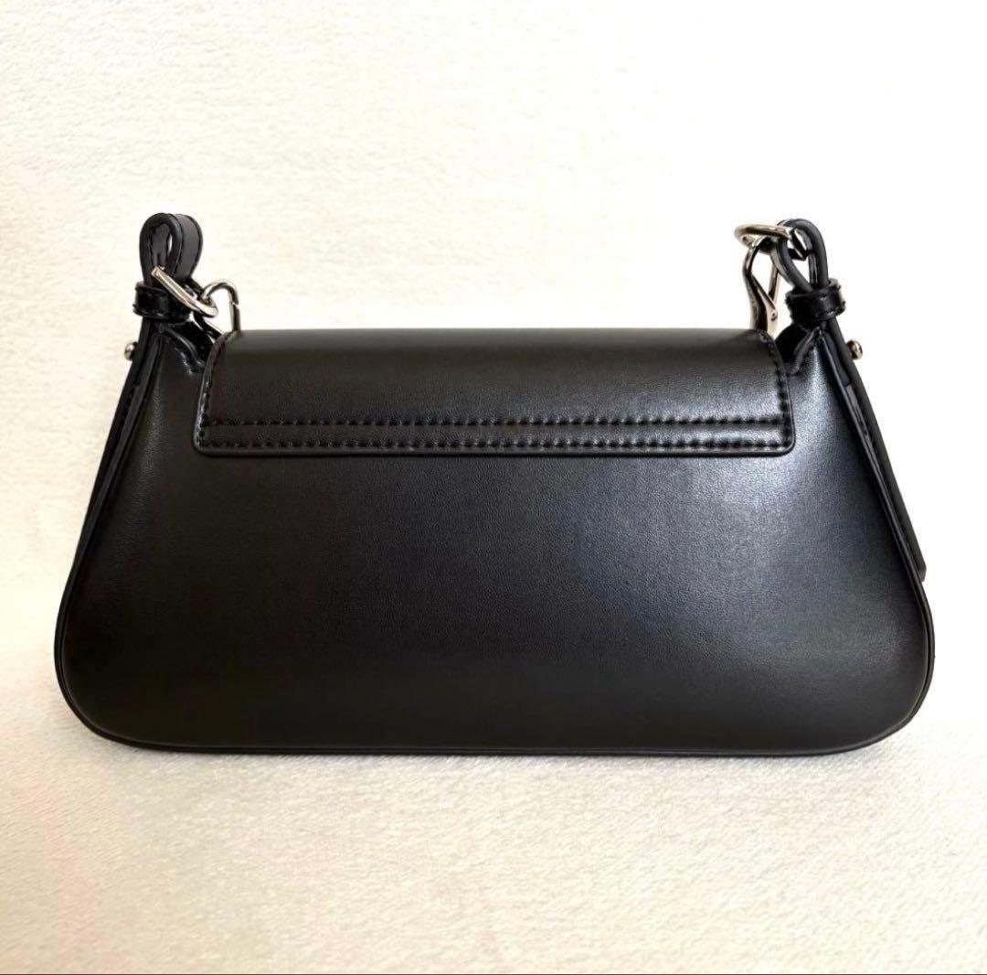 ⭐︎美品【CHARLES & KEITH】オリビア トラペーズショルダーバッグ 黒