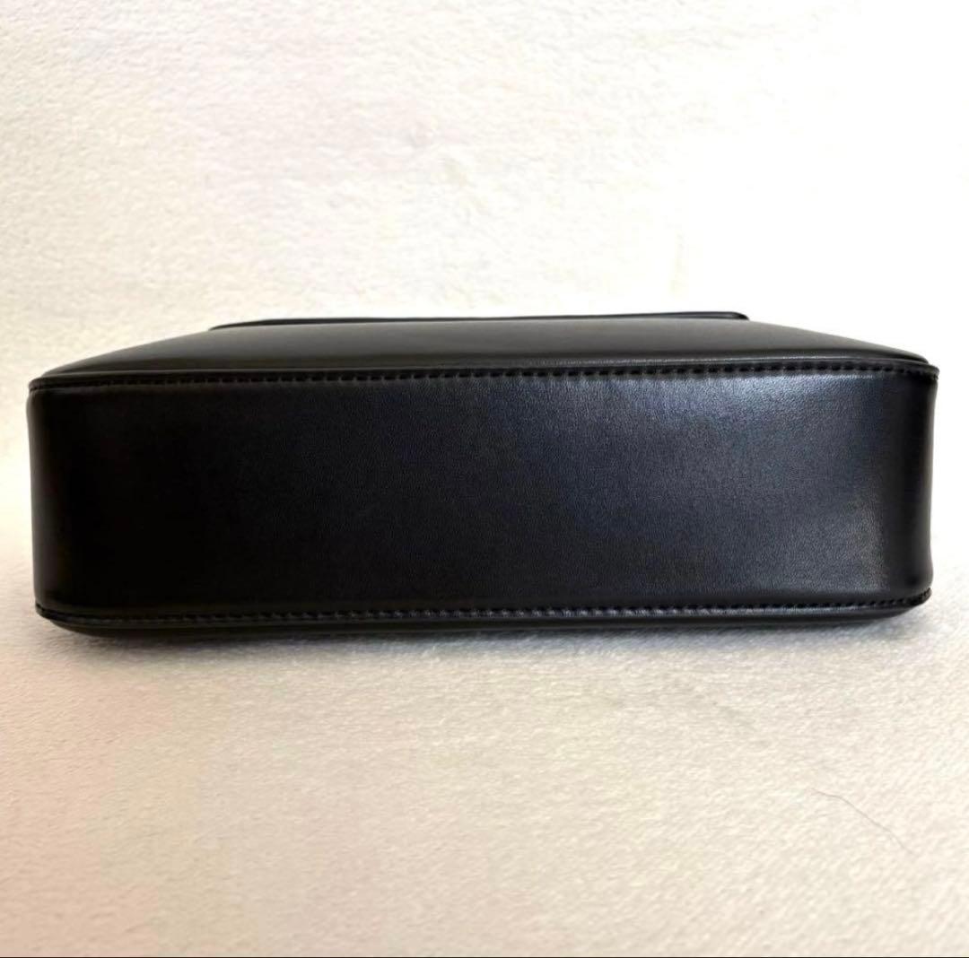 ⭐︎美品【CHARLES & KEITH】オリビア トラペーズショルダーバッグ 黒