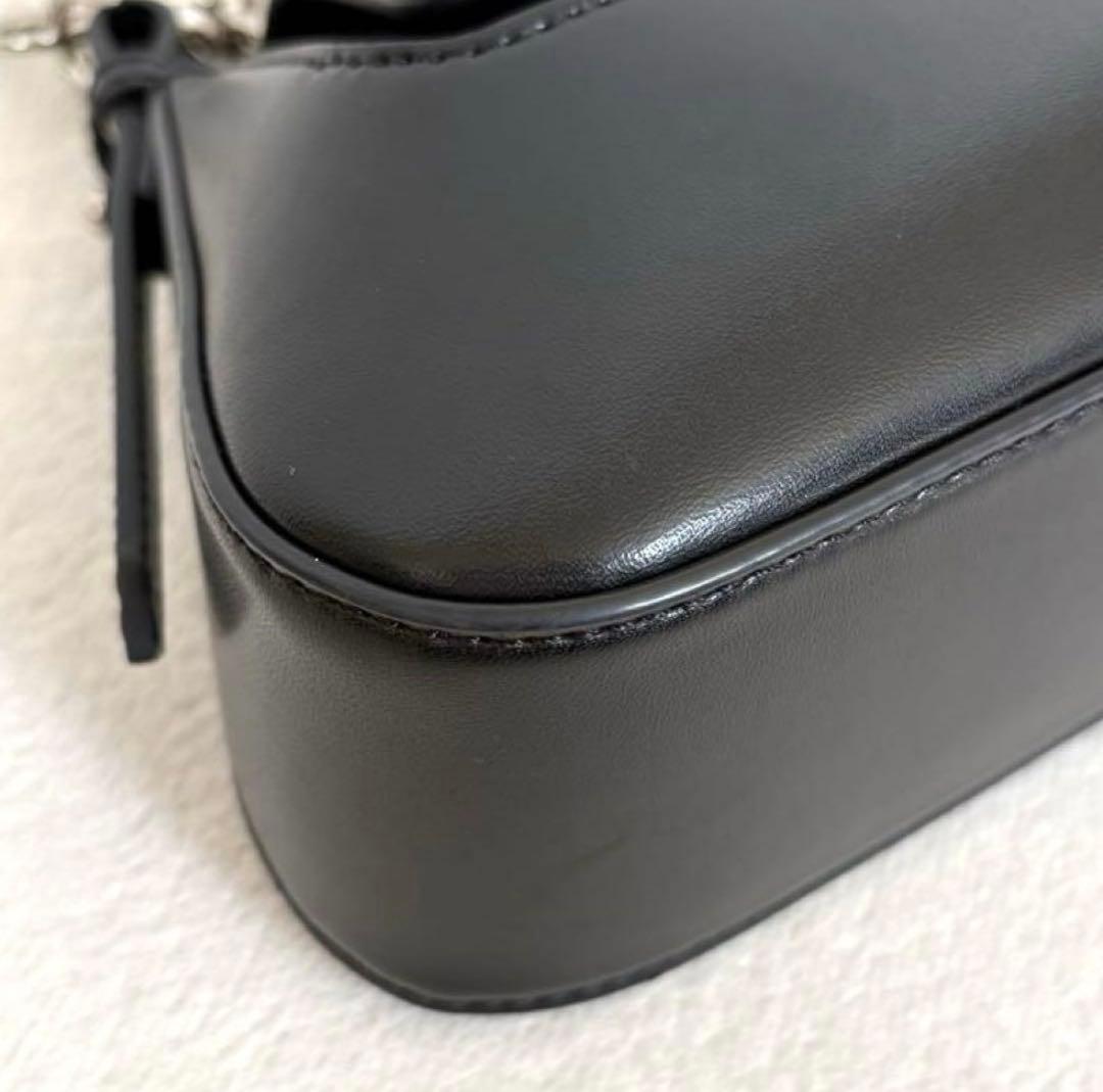 ⭐︎美品【CHARLES & KEITH】オリビア トラペーズショルダーバッグ 黒