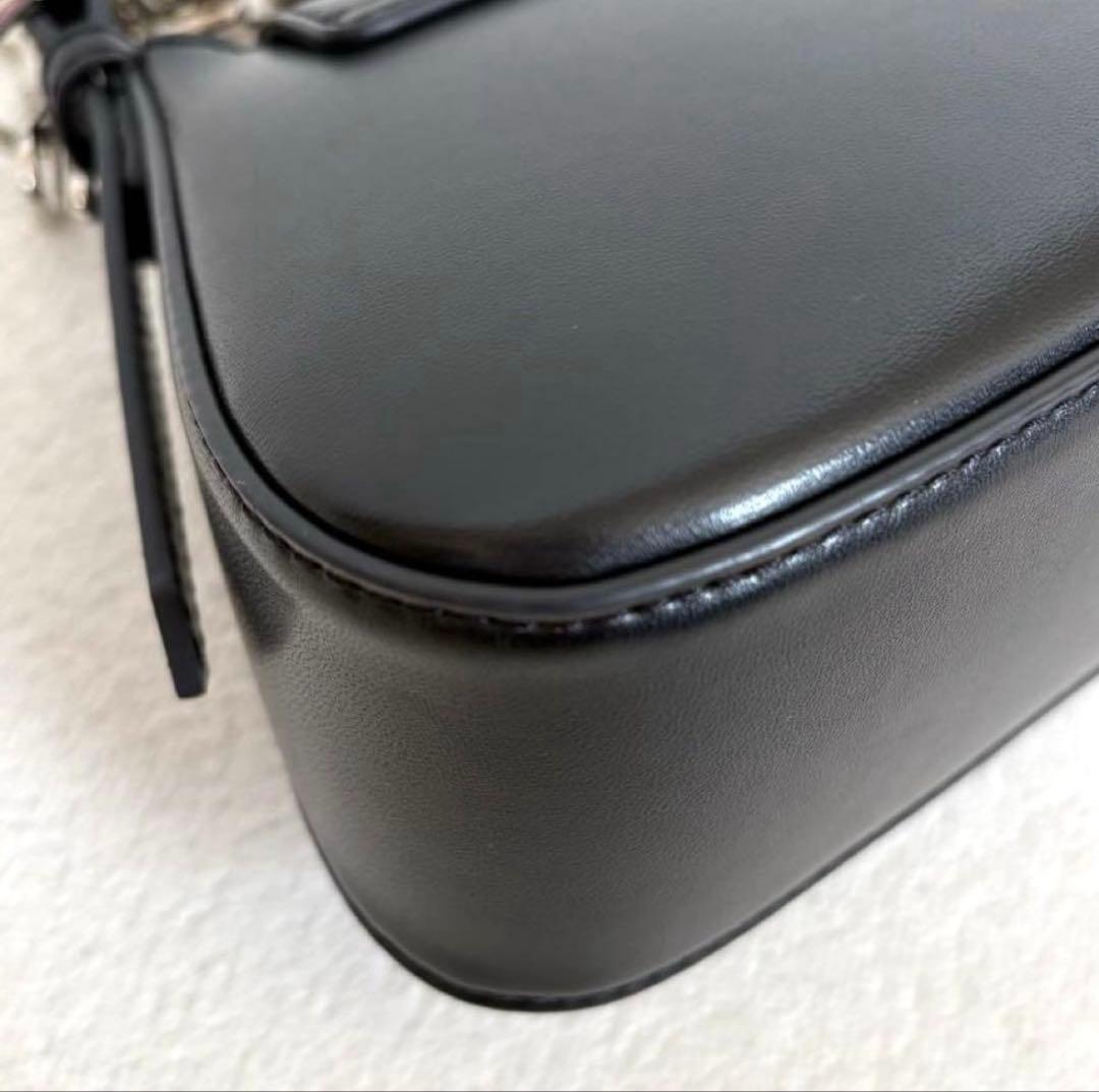 ⭐︎美品【CHARLES & KEITH】オリビア トラペーズショルダーバッグ 黒