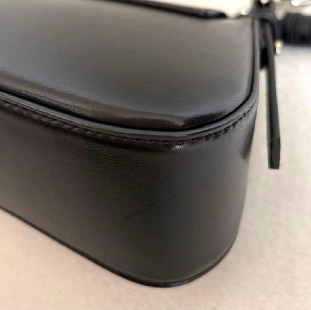 ⭐︎美品【CHARLES & KEITH】オリビア トラペーズショルダーバッグ 黒