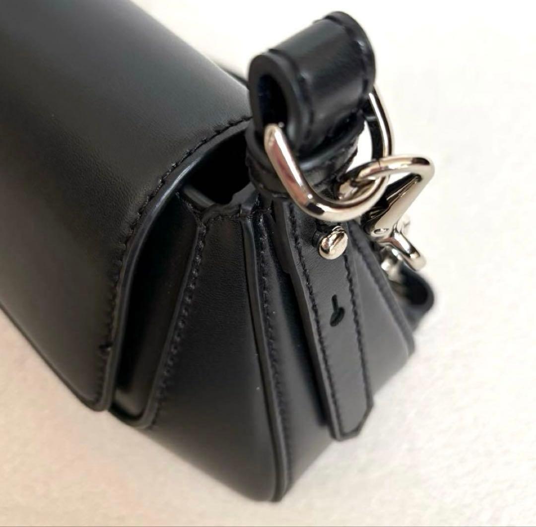 ⭐︎美品【CHARLES & KEITH】オリビア トラペーズショルダーバッグ 黒