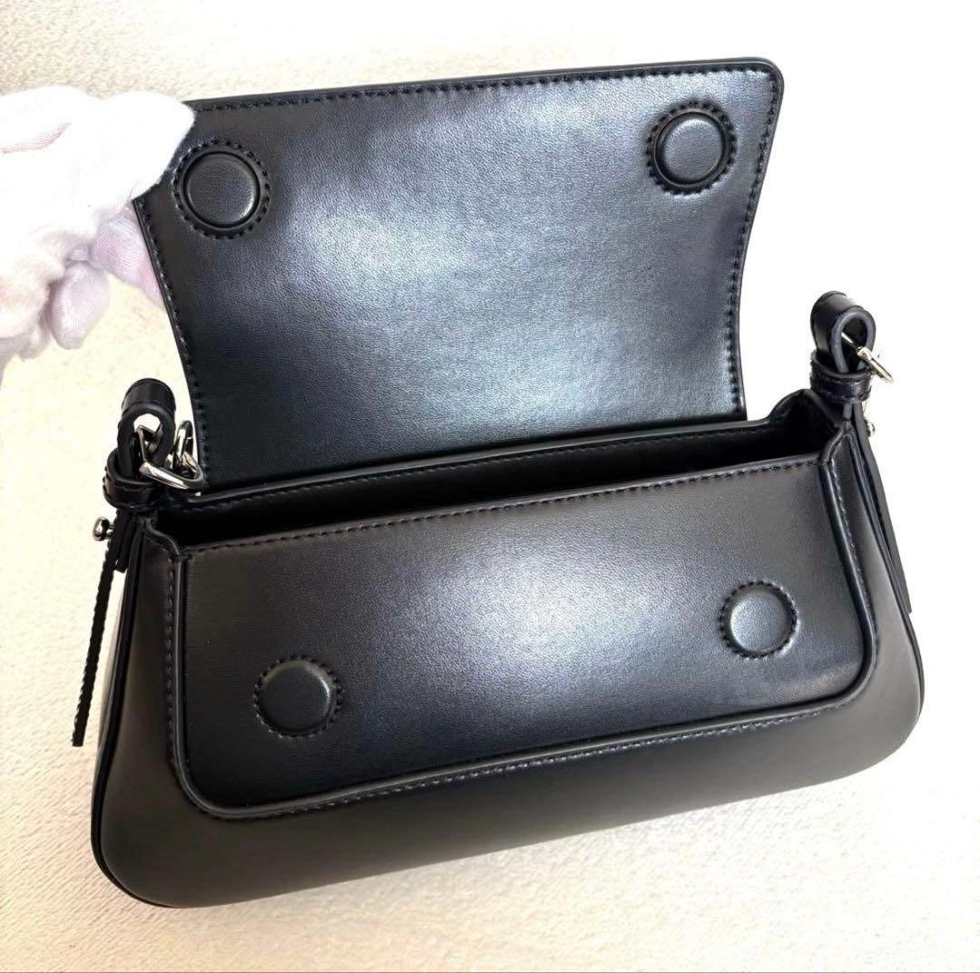 ⭐︎美品【CHARLES & KEITH】オリビア トラペーズショルダーバッグ 黒