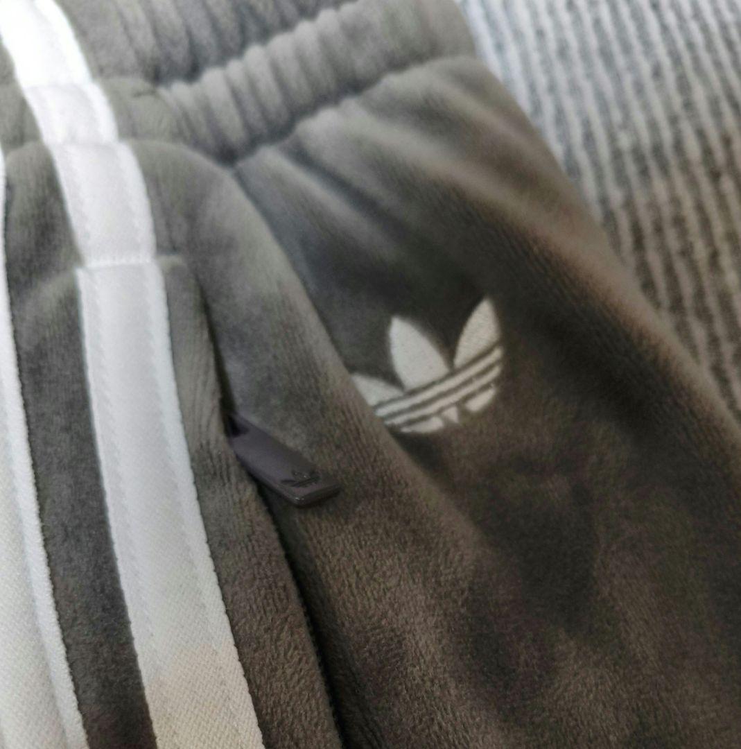 adidas Originals ベルベット ルーズトラックパンツ