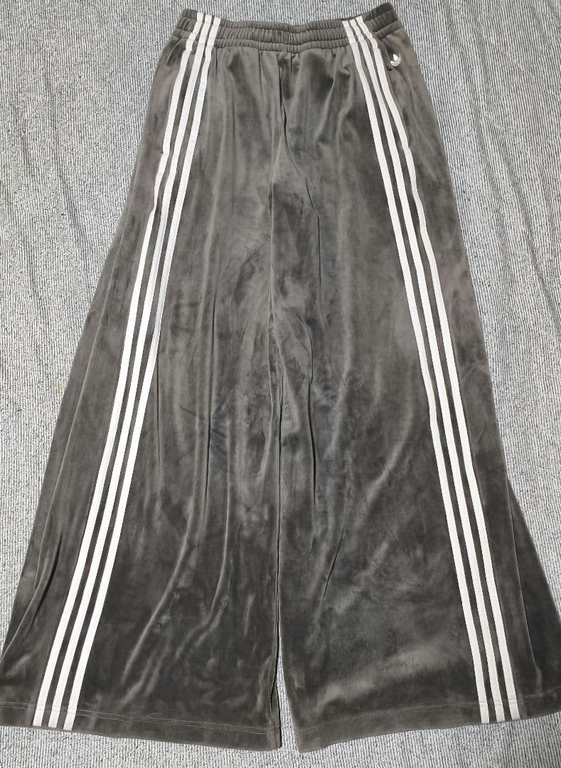 adidas Originals ベルベット ルーズトラックパンツ