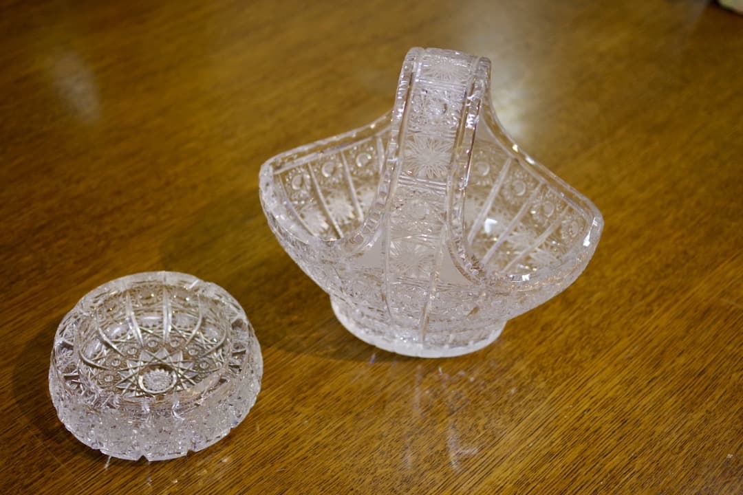 ボヘミアングラスのバスケットと灰皿（クリスタルガラス2個セット）