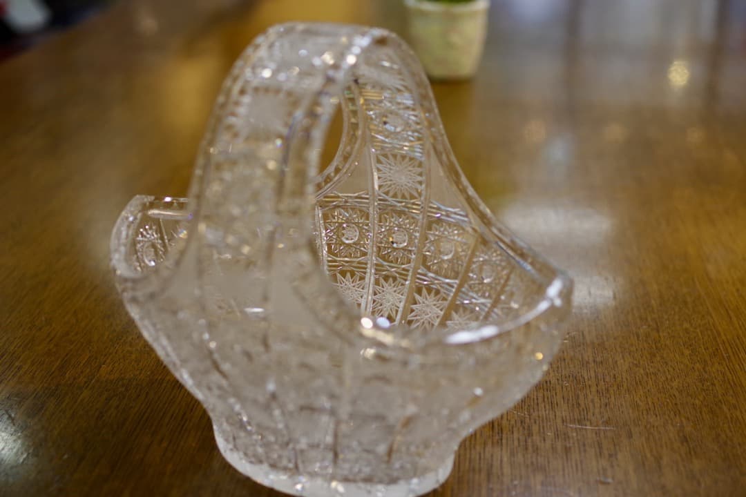 ボヘミアングラスのバスケットと灰皿（クリスタルガラス2個セット）