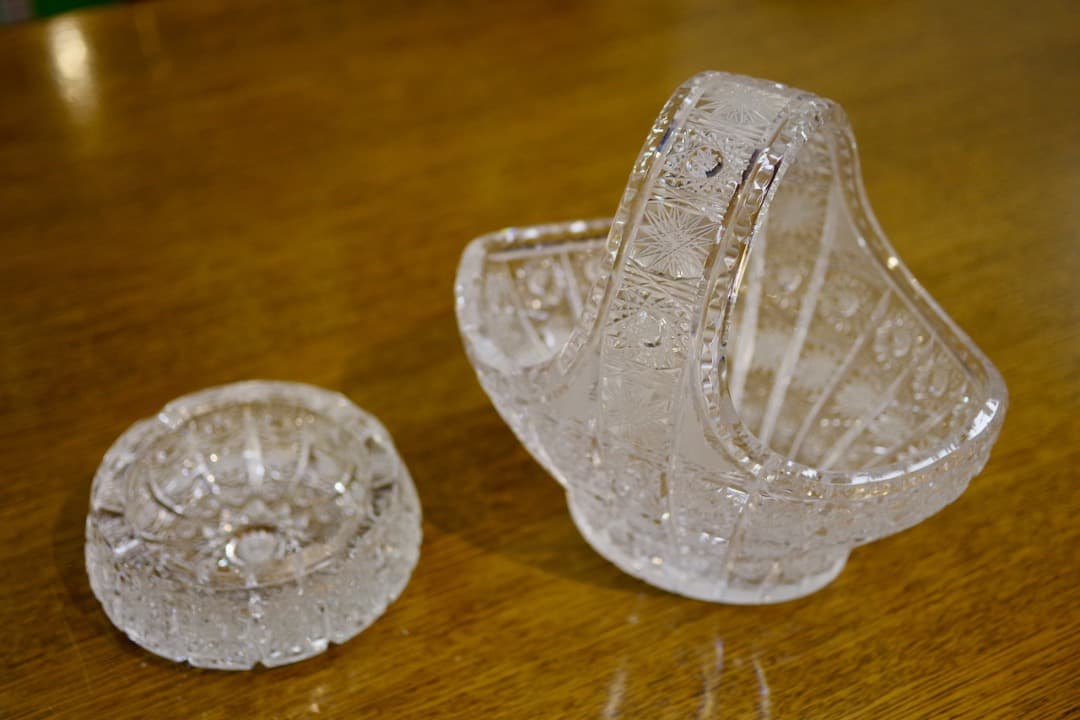 ボヘミアングラスのバスケットと灰皿（クリスタルガラス2個セット）