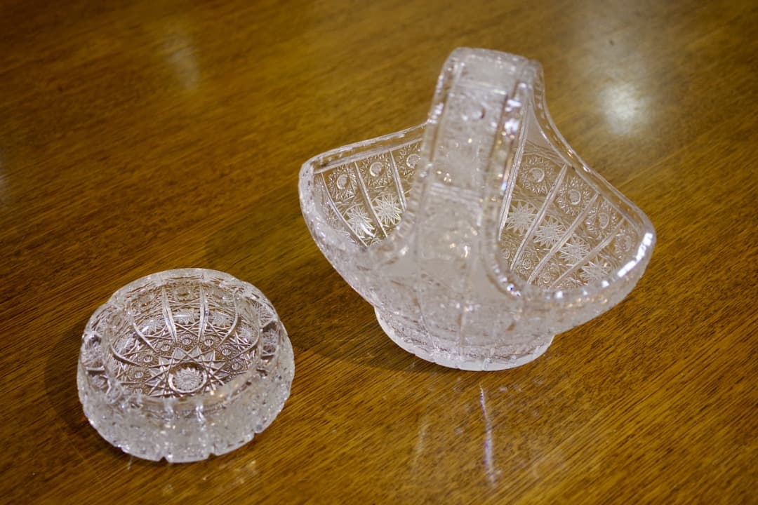 ボヘミアングラスのバスケットと灰皿（クリスタルガラス2個セット）