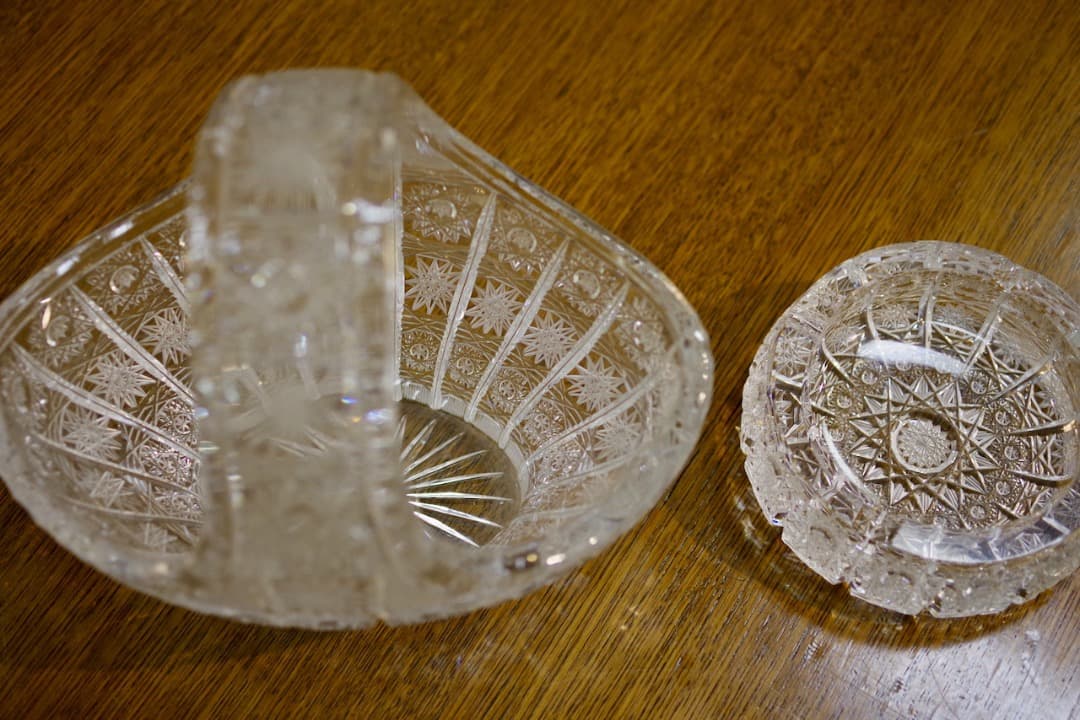 ボヘミアングラスのバスケットと灰皿（クリスタルガラス2個セット）