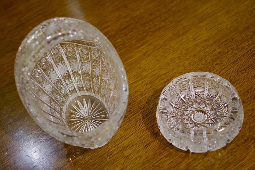 ボヘミアングラスのバスケットと灰皿（クリスタルガラス2個セット）