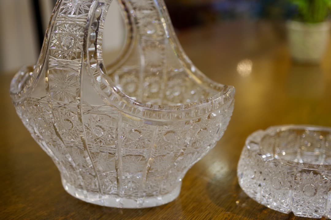 ボヘミアングラスのバスケットと灰皿（クリスタルガラス2個セット）