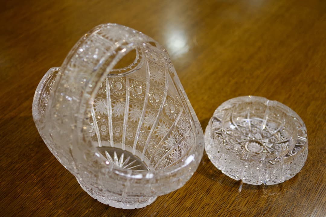 ボヘミアングラスのバスケットと灰皿（クリスタルガラス2個セット）