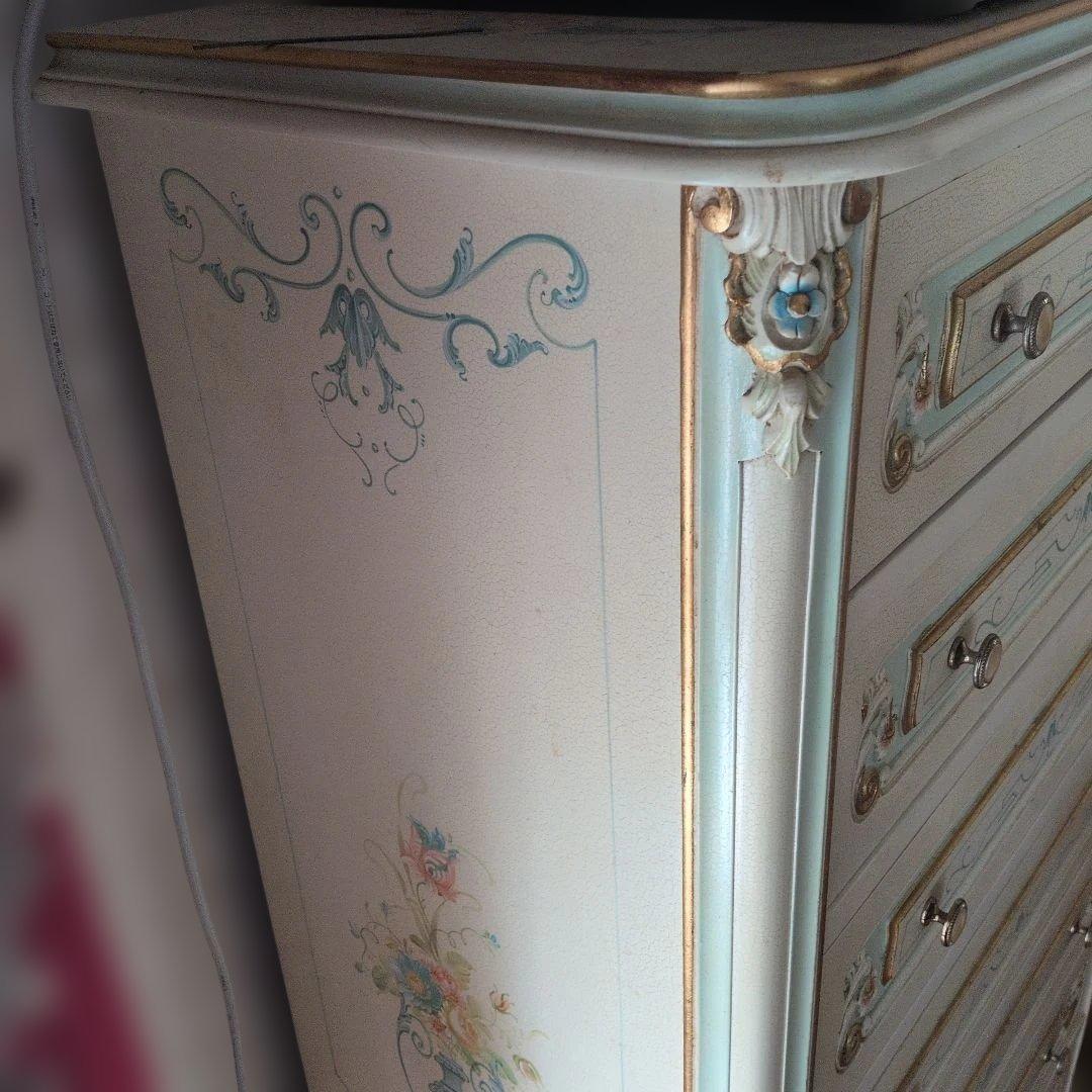 クリーム色の6段木製チェスト