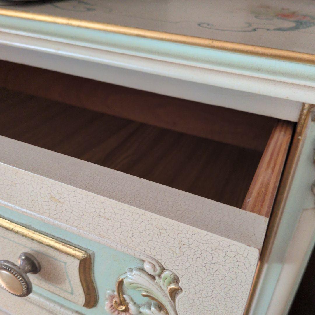 クリーム色の6段木製チェスト