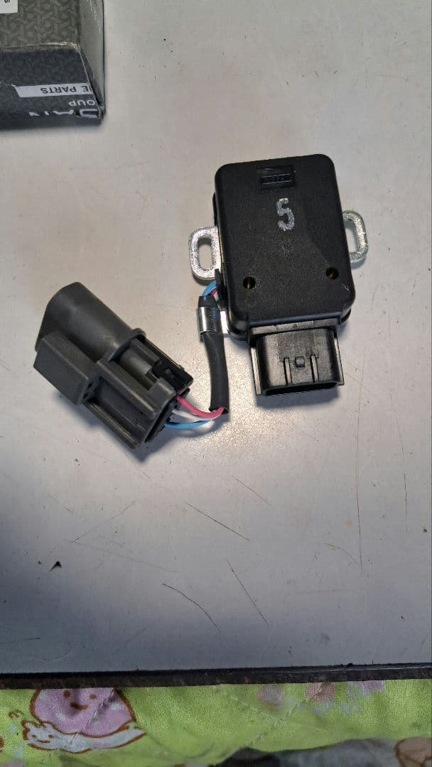 日産　ニッサン スロットルポジションセンサー