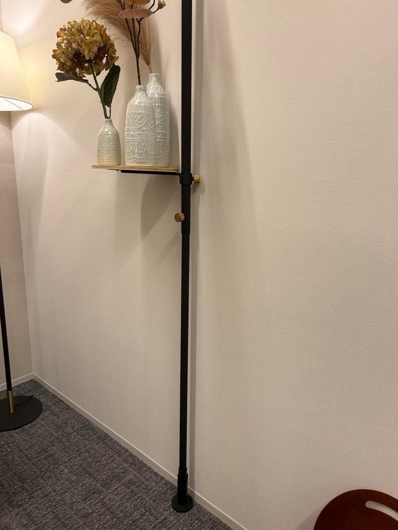 [美品/匿名配送]高さ調整可能なオシャレな黒の突っ張り棒 丸い木製の棚2個付