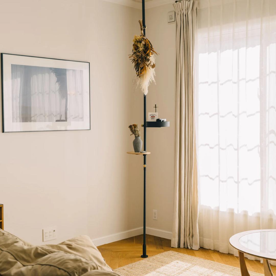 [美品/匿名配送]高さ調整可能なオシャレな黒の突っ張り棒 丸い木製の棚2個付