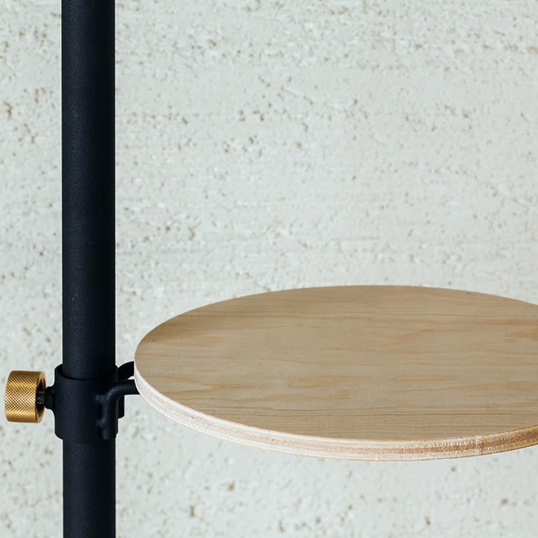 [美品/匿名配送]高さ調整可能なオシャレな黒の突っ張り棒 丸い木製の棚2個付