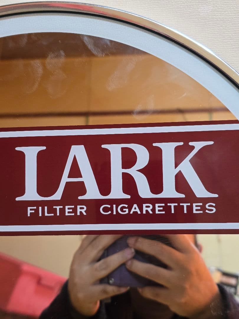 #676 LARK フィルタータバコ 壁掛け鏡