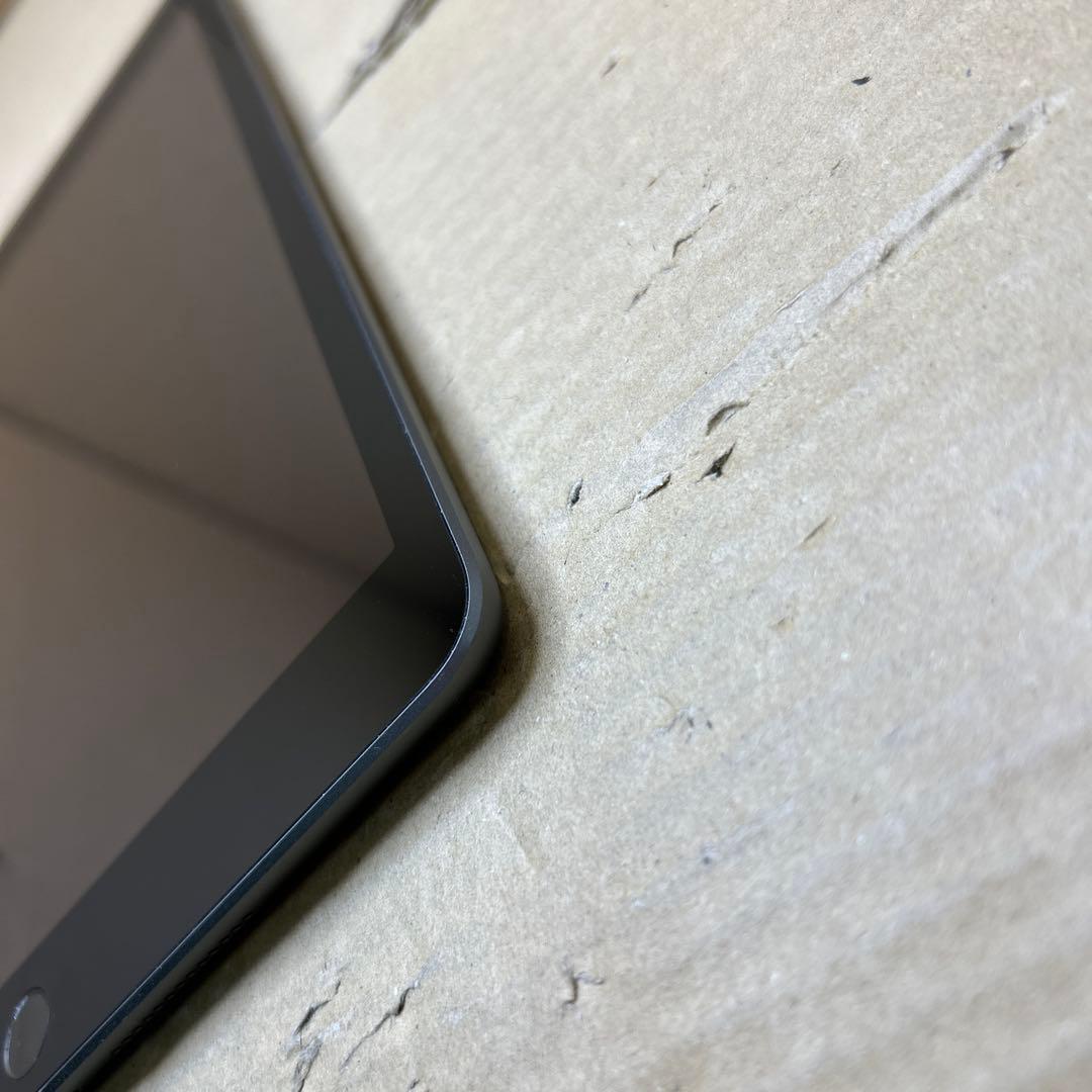 iPad (第８世代) Wi-Fi + セルラー　32GB スペースグレイ
