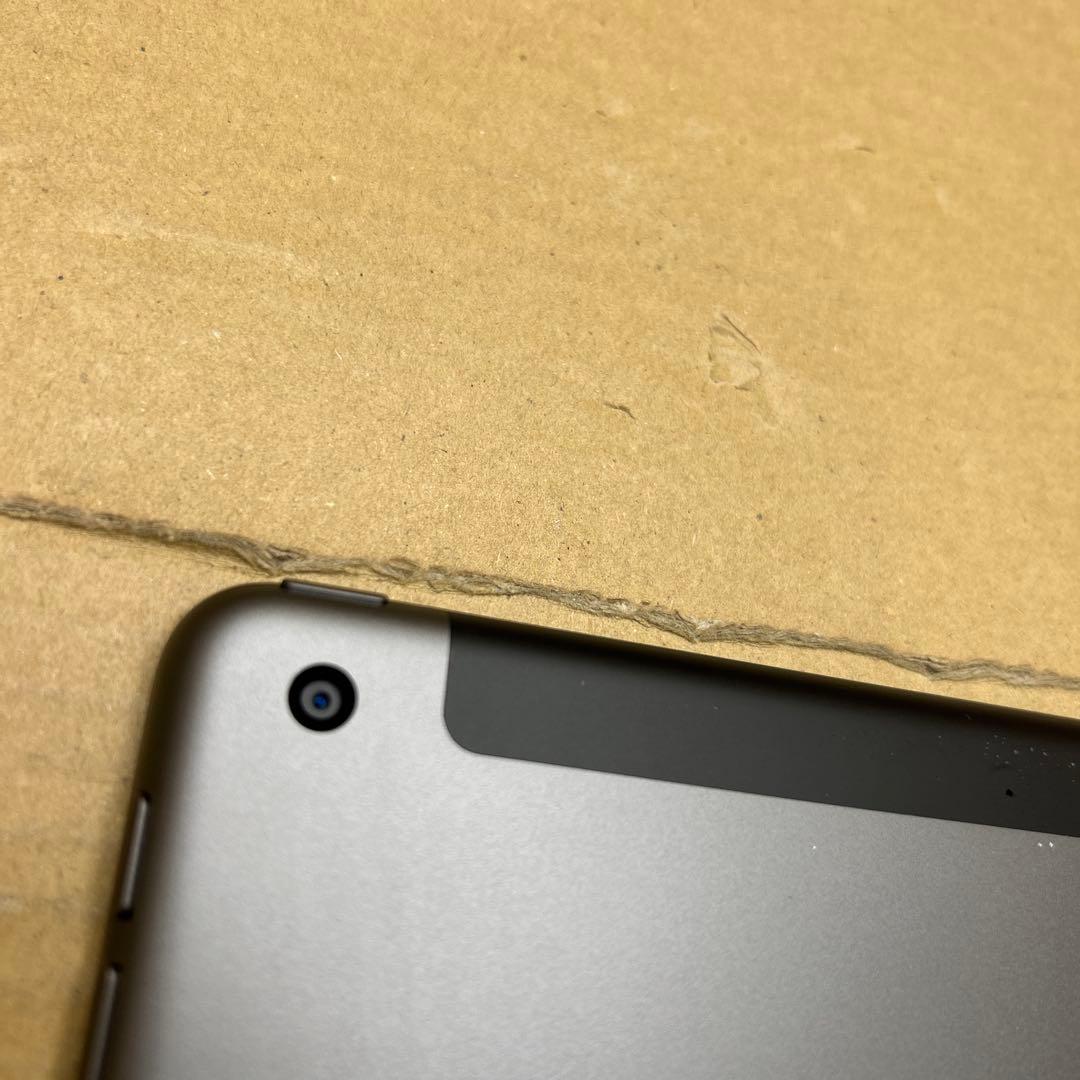 iPad (第８世代) Wi-Fi + セルラー　32GB スペースグレイ
