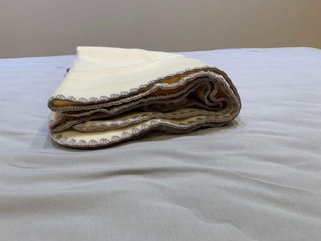 【エム】新品　ホワイトカシミアのひざ掛け　70×100cm