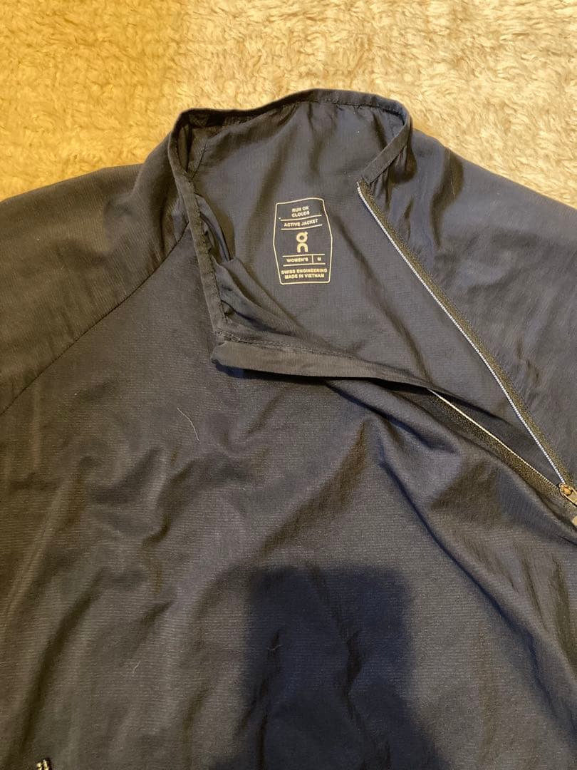 On アクティブジャケット　ネイビー Mサイズ [ランニングウェア ブレーカー]
