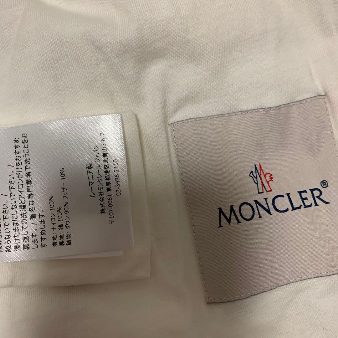 Moncler 赤いダウンジャケット