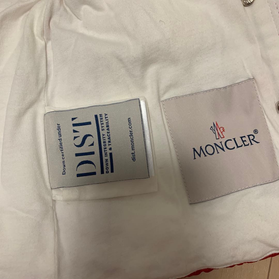 Moncler 赤いダウンジャケット