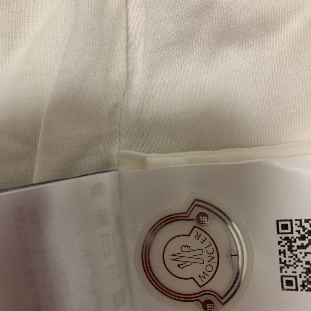 Moncler 赤いダウンジャケット