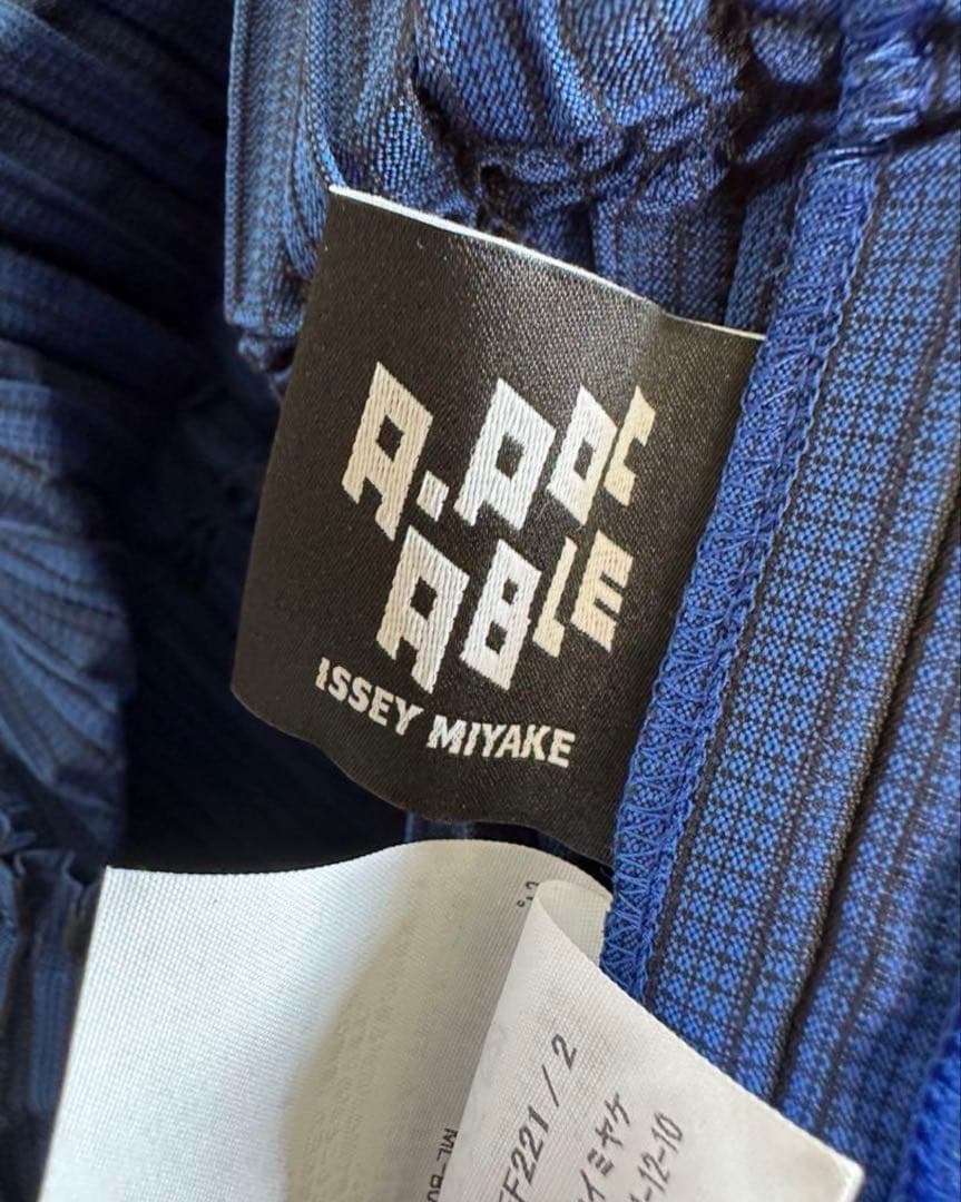APOCABLE ISSEYMIYAKE スチームストレッチ プリーツ パンツ